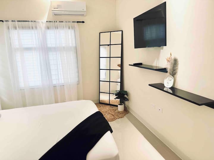 ห้องนอน 2 // เตียงควีนไซส์ 1 เตียงสมาร์ททีวีขนาด 44 ”