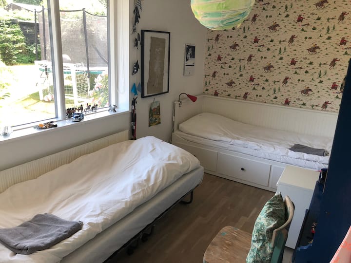 Spálňa č. 3. Vedľa malej kúpeľne. Má jednu samostatnú posteľ a do tejto izby sa môže hodiť ďalšia samostatná posteľ s rozmermi 75 x 190 cm.