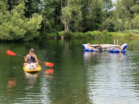 Cabin in the woods with pond and pet friendly!