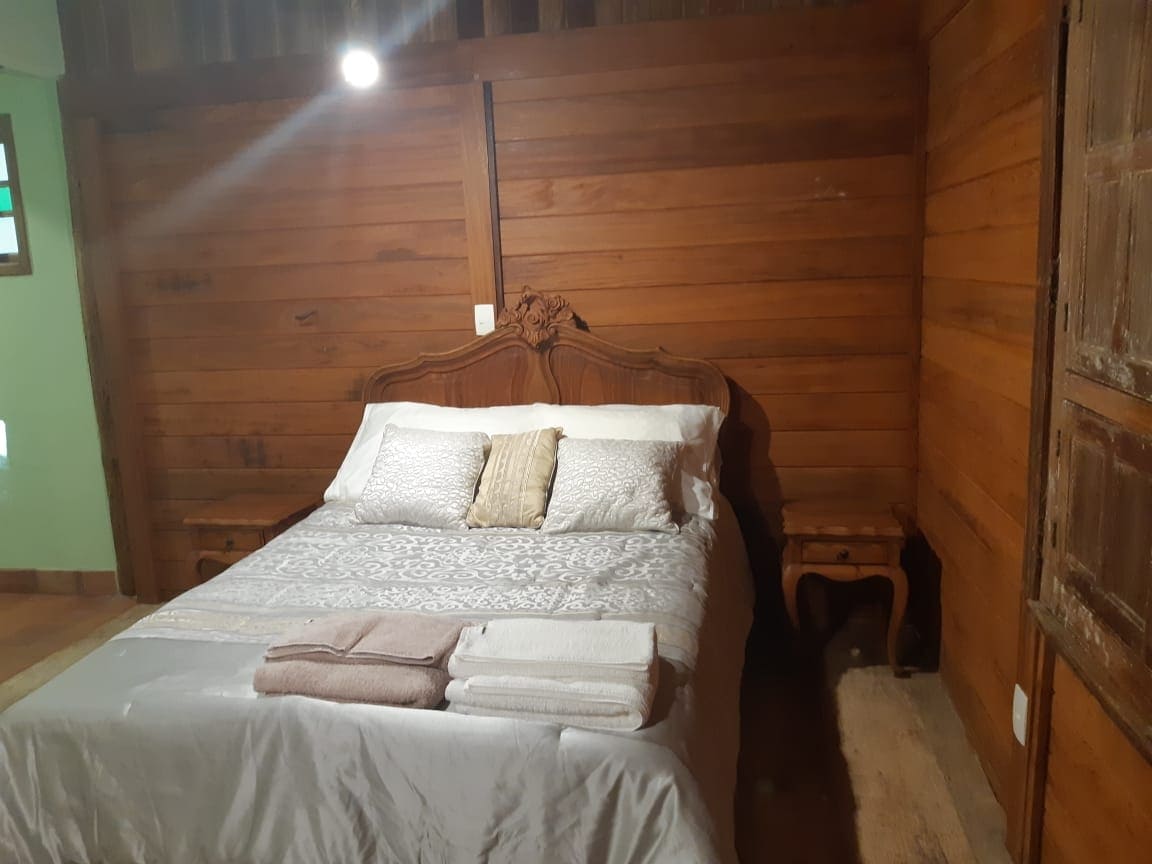 De kamer is een uitnodiging voor de reis terug in de tijd. Platteland peroba meubilair afkomstig van de boerderij van de grootouders