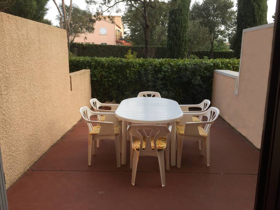 Terrasse privative avec store. Vue sur le parc