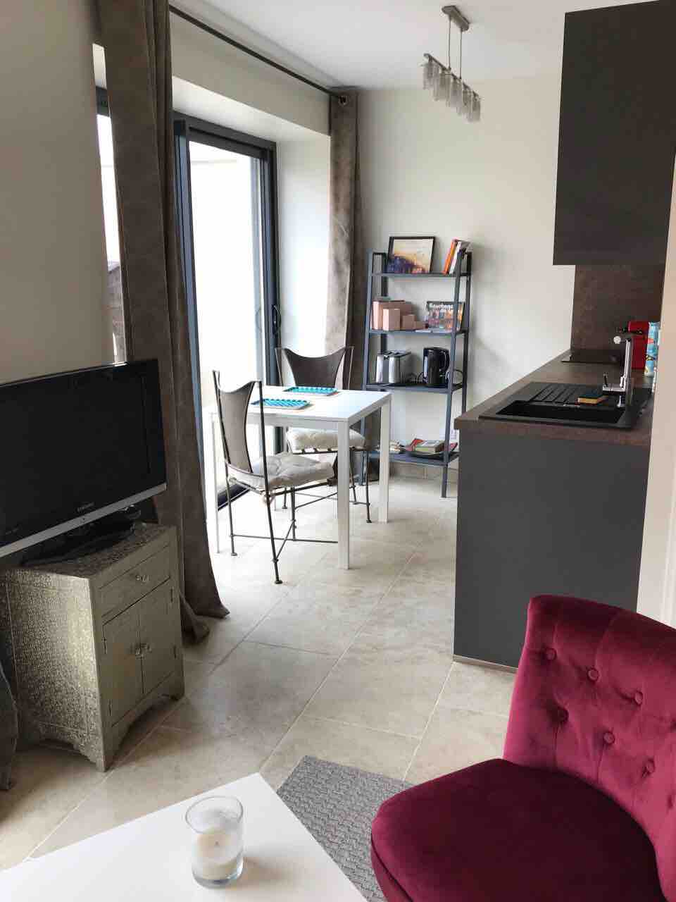 Top Airbnb: Quiet and comfortable studio with terrace! a Lyon 5e Arrondissement
