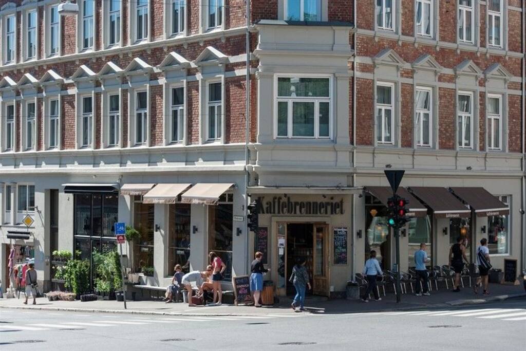 You will find several coffee shops in the neighborhood