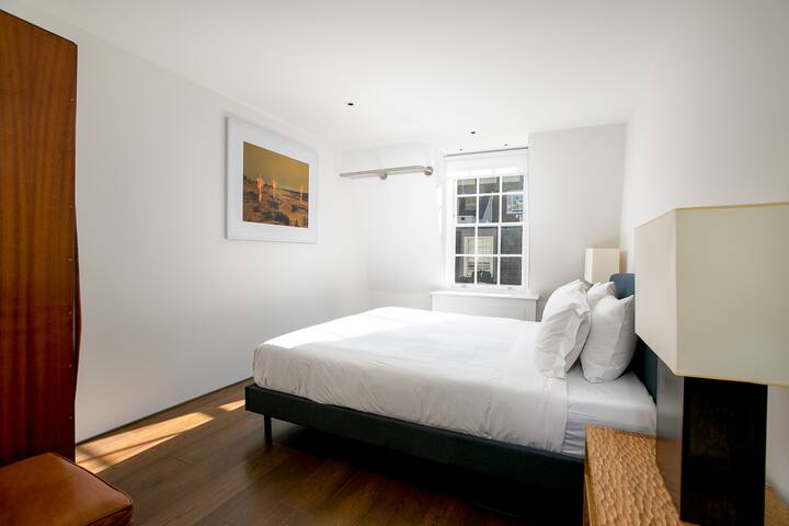 Belgravia Mews – Impeccably Stylish Retro-Chic gallery image 2