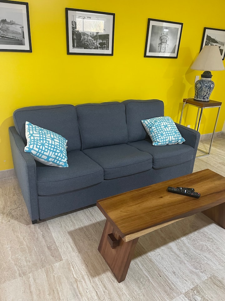 ספה מתקפלת בגודל קווין סייז עם מזרן ויסקו בסלון 