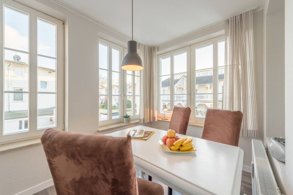 Loggia mit Esstisch - zu jeder Jahreszeit freundlich und hell