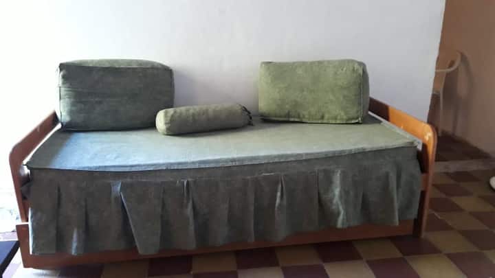 Sofa s niskim kliznim krevetom.
