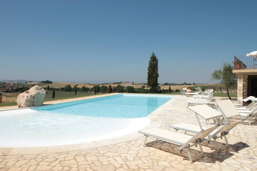 Piscina con Solarium e Idromassaggio