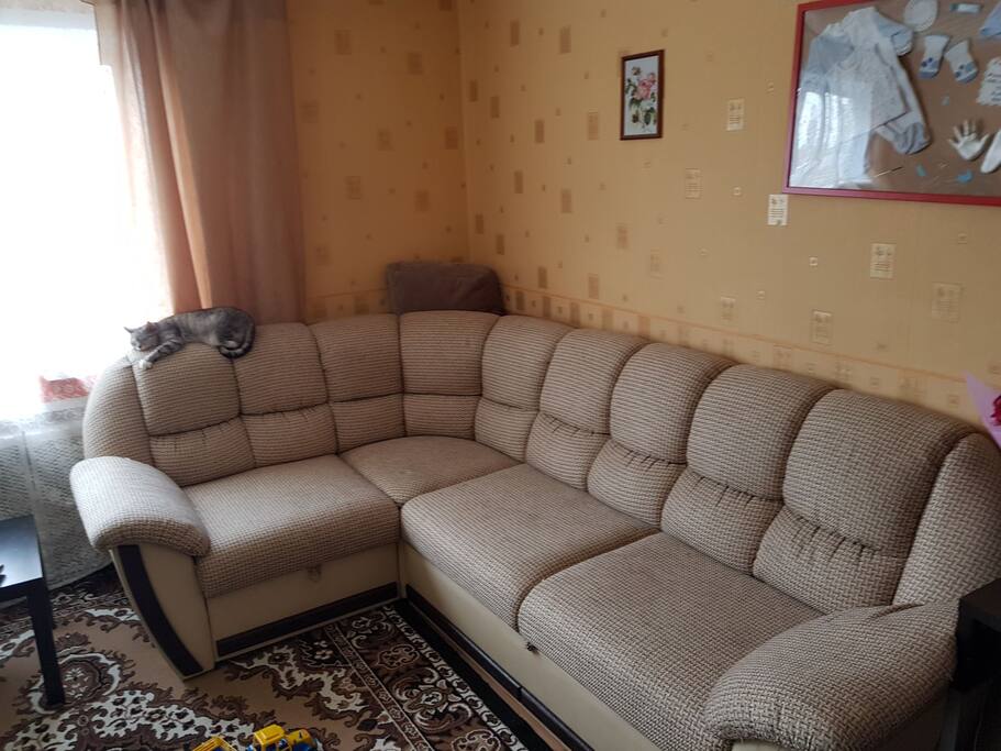 диван кровать в зале