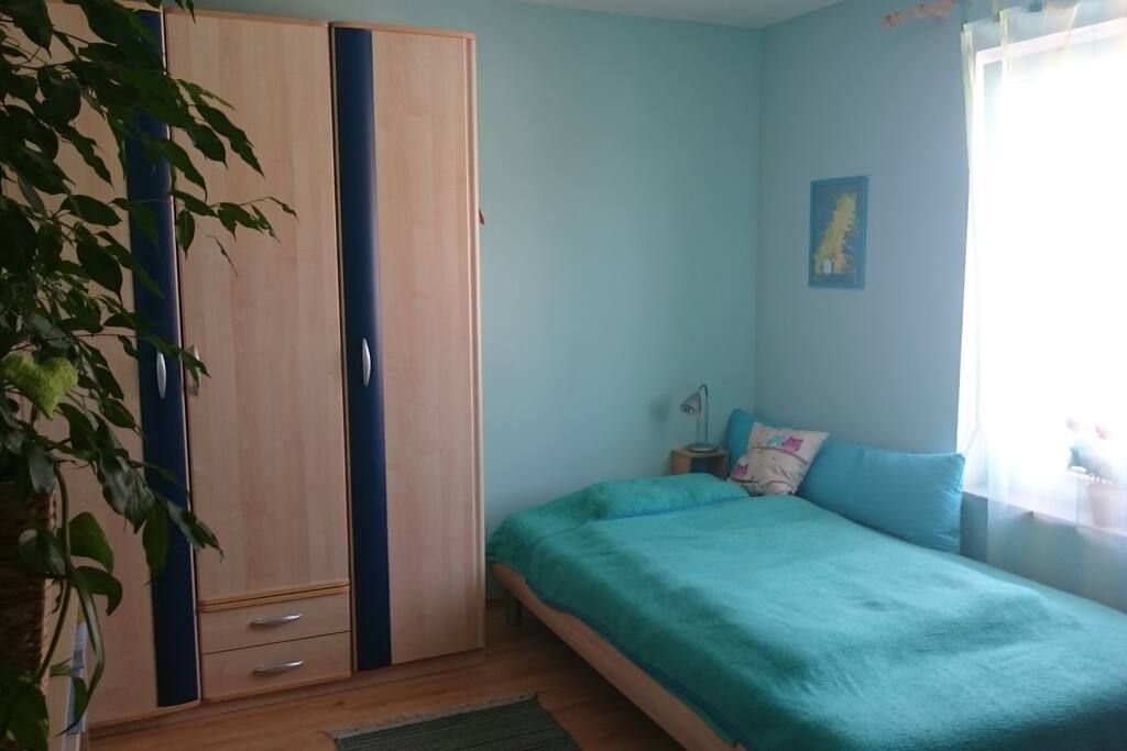 Bett und Schrank
