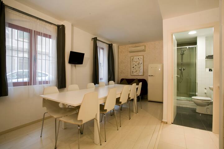 EXCLUSIVE USE House in the City Center/Beach gallery image 5