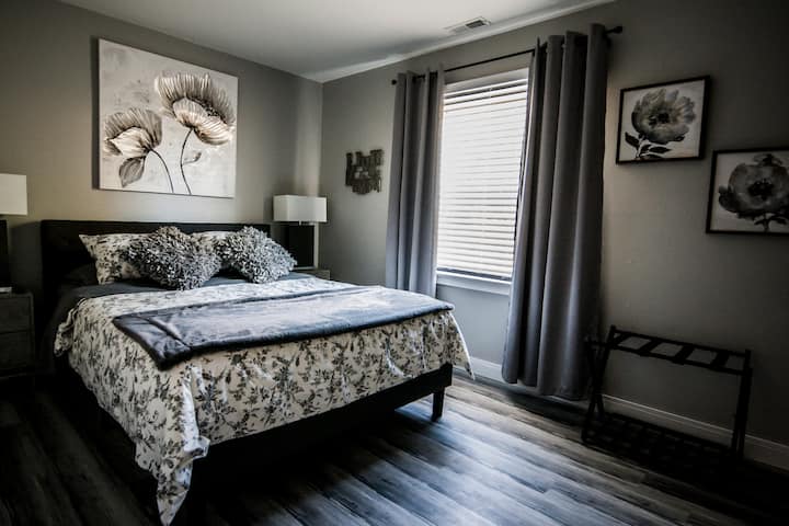 Spálňa 2: Táto izba sa nachádza vedľa kúpeľne a je vybavená manželskou posteľou, stojanom na batožinu a lavičkou v spálni. Môže spať 2 dospelí.
