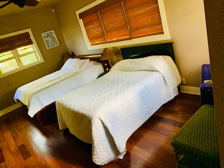 Ოჰანას აპარტამენტი ორი ორადგილიანი საწოლითა და სამუშაო მაგიდით (სურათზე არ არის). 