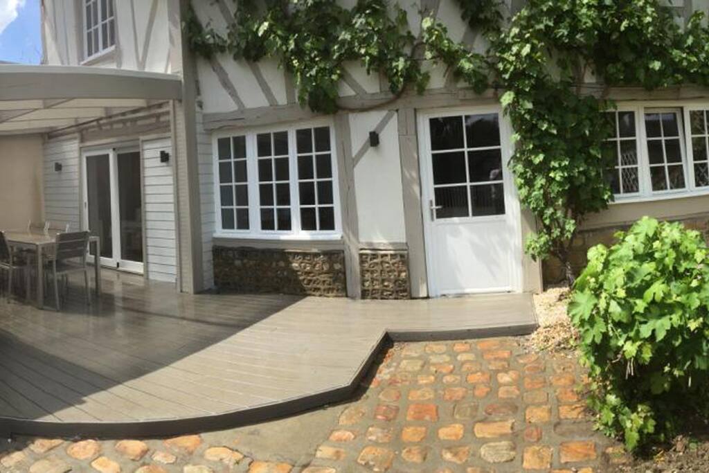 Vue d'ensemble du gîte avec parking, terrasse, jardin ... :)