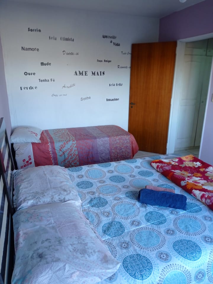 Спалня е уютна и добре осветена през деня и много сама, за да имате страхотна нощ за почивка.