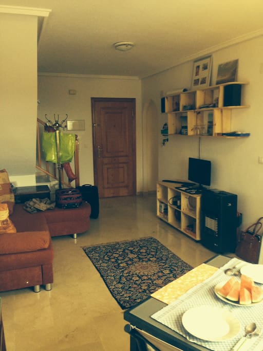 Wohnzimmer Ansicht in die Wohnung (links Schlafcouch)