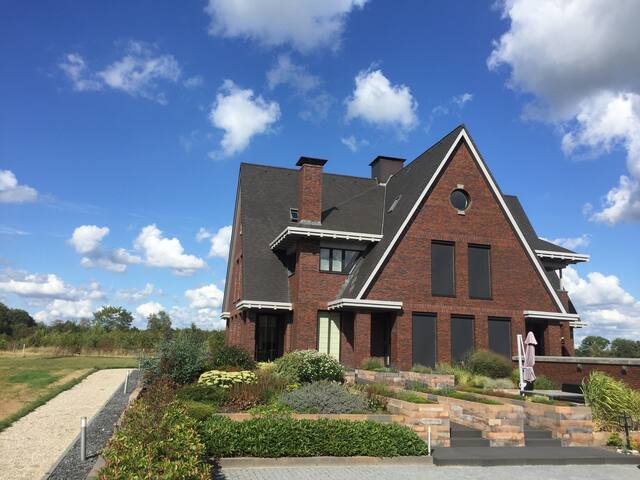 Ruime kamer in nieuw landhuis, bosrijke omgeving.
