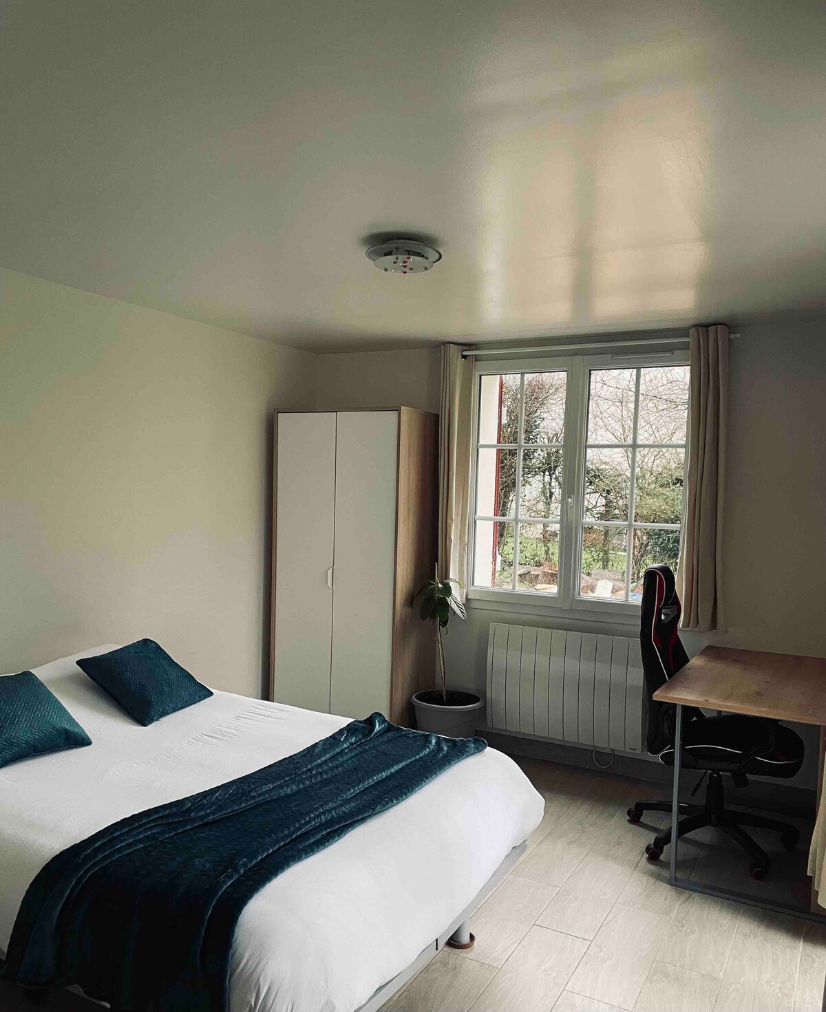 غرفة مع مكتب بإطلالة على الحديقة