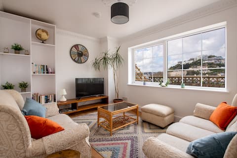 Charming Cottage, Sea Views, 1 min walk to Harbour
