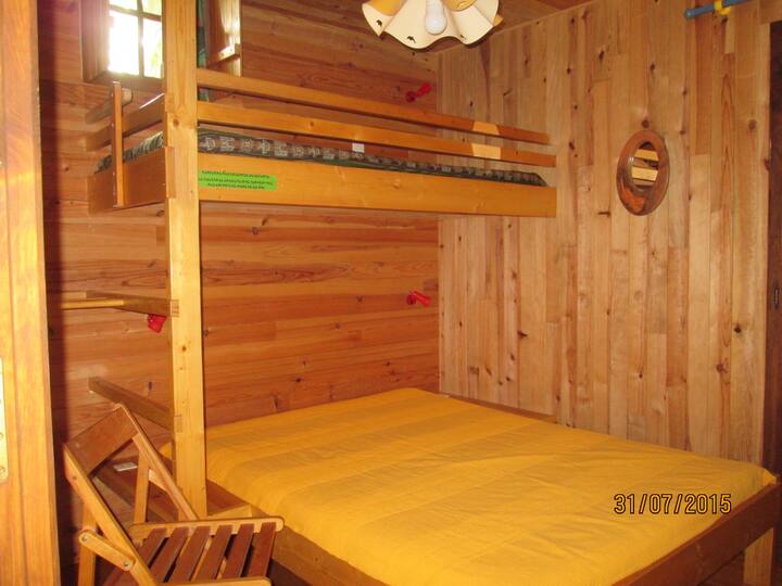 "شروق الشمس ": غرفة نوم في الشرق. 1 سرير في 140 سم ، 1 سرير في 80 سم