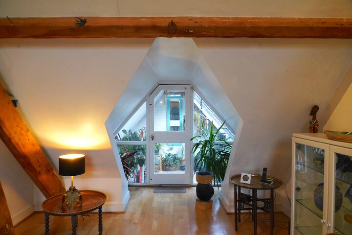 Victorian Loft space – balcony and jacuzzi bath gallery image 5