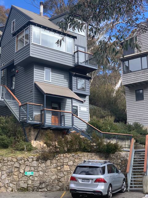 Top performing Airbnb: Çhimneys Ridge-Thredbo Lodge with Views & Parking in Thredbo