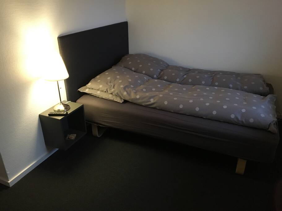 Relax in the comfortable 140 cm wide boxspring with padded headboard and cute textile shade reading lamp.