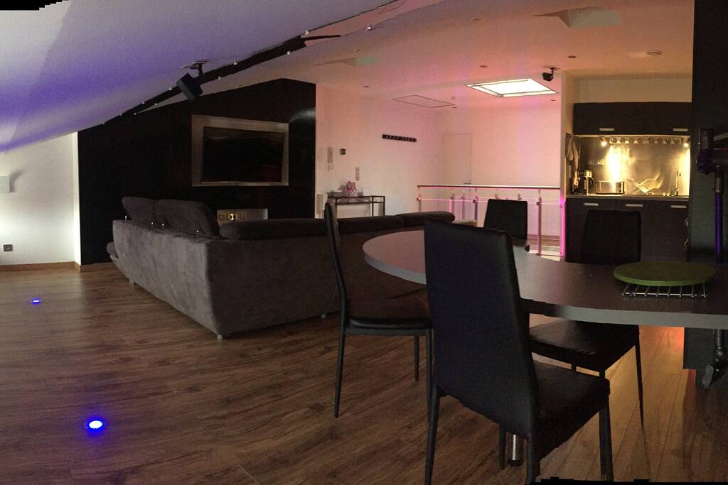 Au sein de cette pièce vous trouverez un ecran LED incurvé 150 cm associé à un home cinéma 5.1.