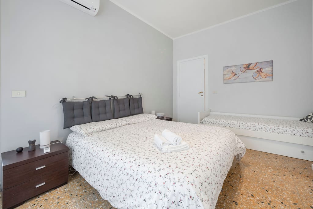 Main bedroom with a queen-size bed and a single bed