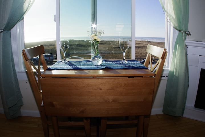 Beautiful Condo Overlooking the Beach! (202)