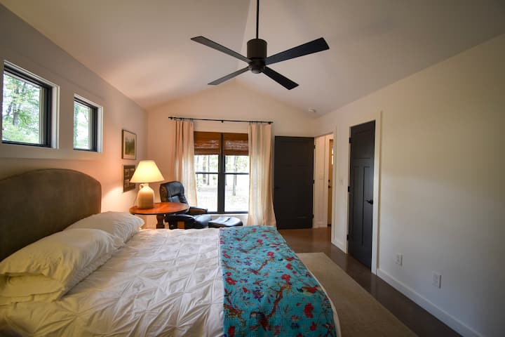 Cama tamaño queen en el dormitorio principal 