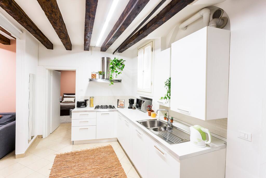 cucina con lavastoviglie, bollitore, tosta pane, microonde, lavatrice, frigorifero