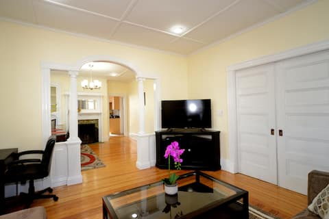 Successful Airbnb property: Spacious & Clean 2 BR- 15 mins to Boston in Cambridge / Newton