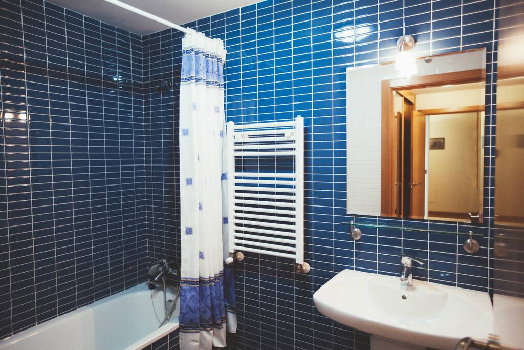 BAÑO CON BAÑERA