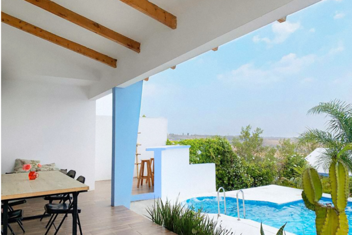 A bayside retreat with ocean views all around, this seaside home complete with white-walled expanses and a shaded, poolside patio in Mexico’s city of Veracruz is the perfect retreat for all activities in or near the water.