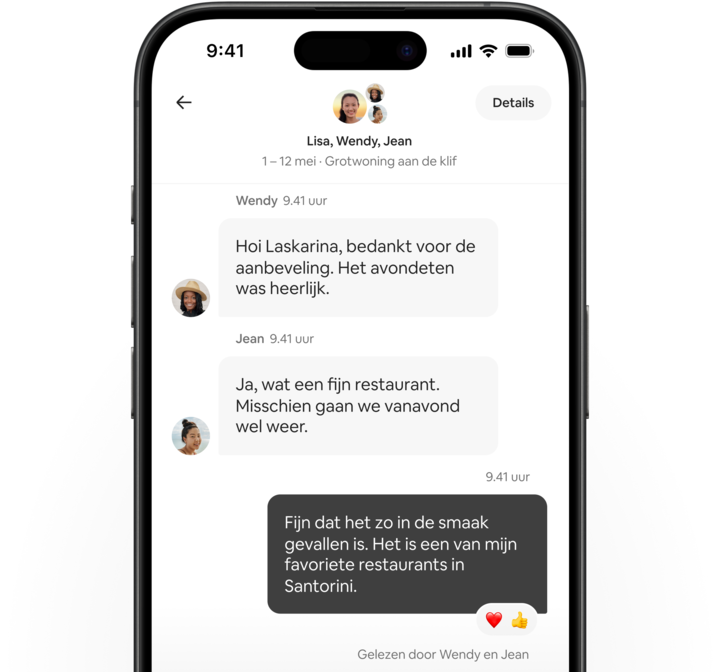 De Airbnb-app met een gesprek tussen twee gasten en een host over de uitstekende restaurantaanbeveling.