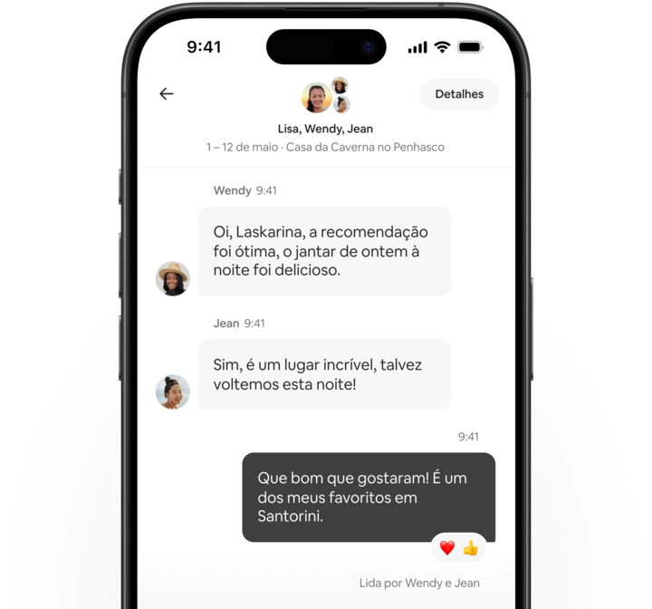 O aplicativo do Airbnb mostra uma conversa entre dois hóspedes e um anfitrião sobre o quanto eles gostaram da recomendação do restaurante.