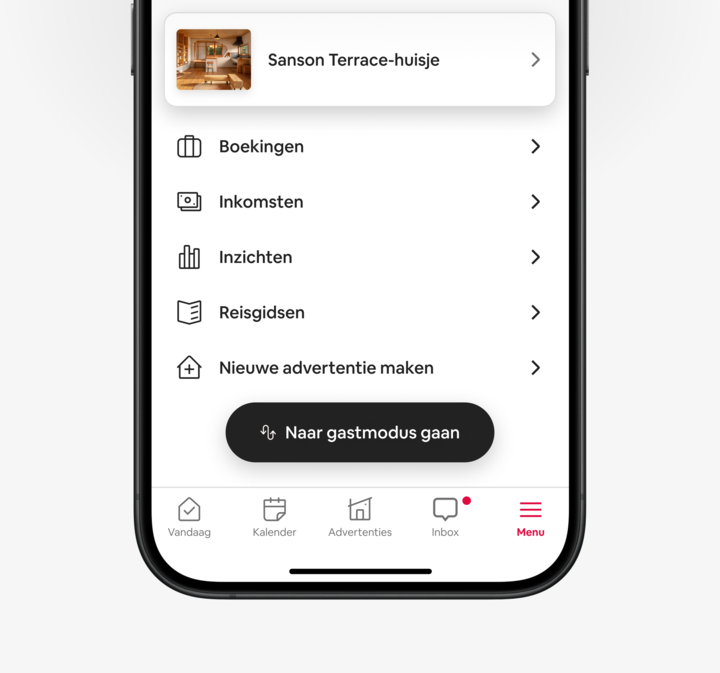 In de Airbnb-app wordt op de nieuwe knop 'Naar gastmodus' getikt, waarna het gedeelte voor reizigers opent.