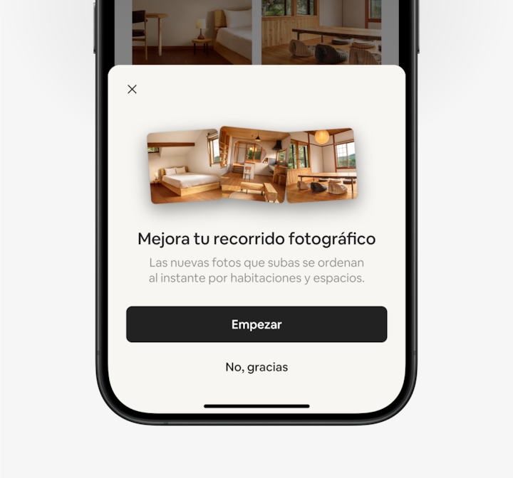 La app de Airbnb muestra la pestaña Anuncios con una opción para actualizar el recorrido fotográfico.