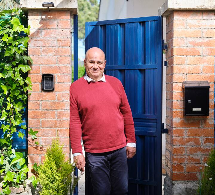 José Luis, anfitrión en Airbnb, recibe a los huéspedes en la puerta de su alojamiento. Hace sol.