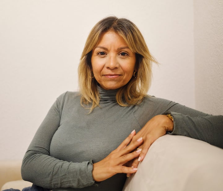 Maud, anfitriona en Airbnb, mira a la cámara.
