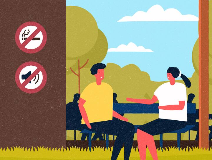 Personas hablando en un espacio abierto