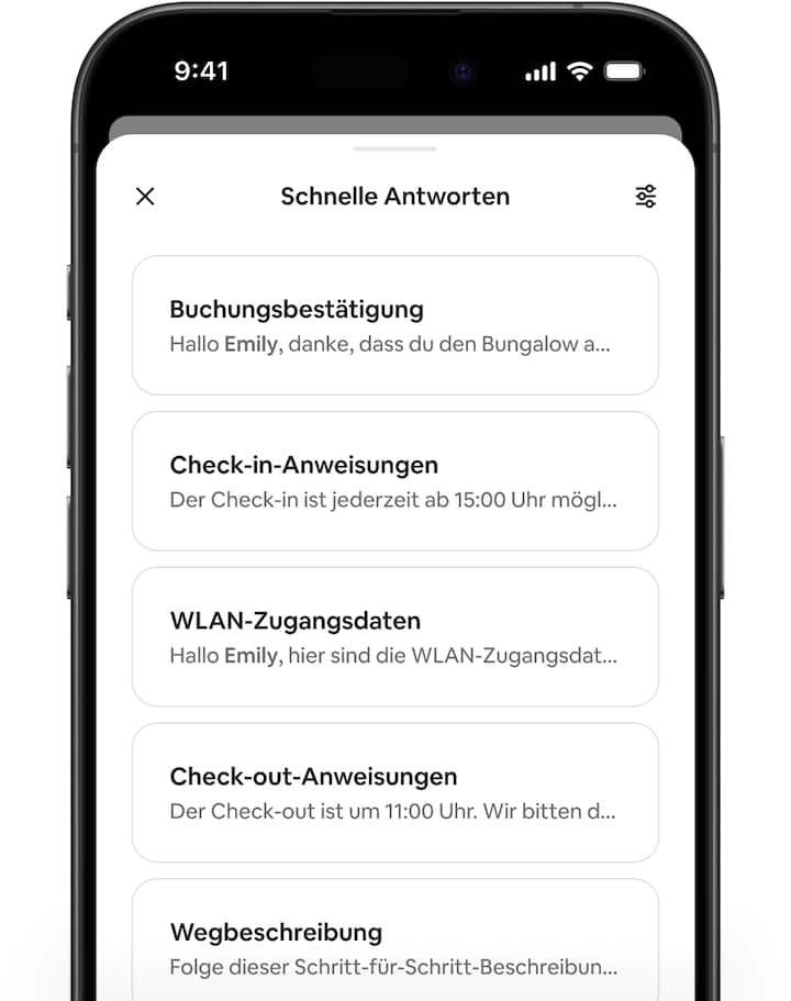 Bildschirme, auf denen die Airbnb-App geöffnet ist, zeigen SMS-Nachrichten zwischen einem/einer Gastgeber:in und einem Gast, die mithilfe der neuen Vorlagen für schnelle Antworten erstellt wurden.