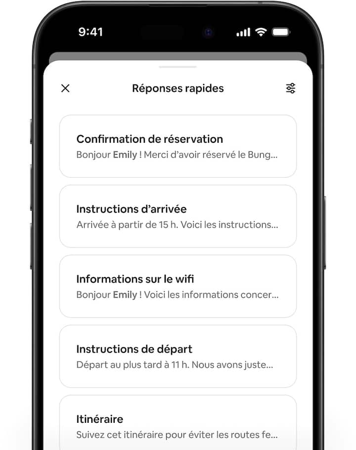 Des écrans Airbnb montrent une conversation par SMS entre un hôte et un voyageur, ainsi que les nouveaux modèles de réponse rapide.