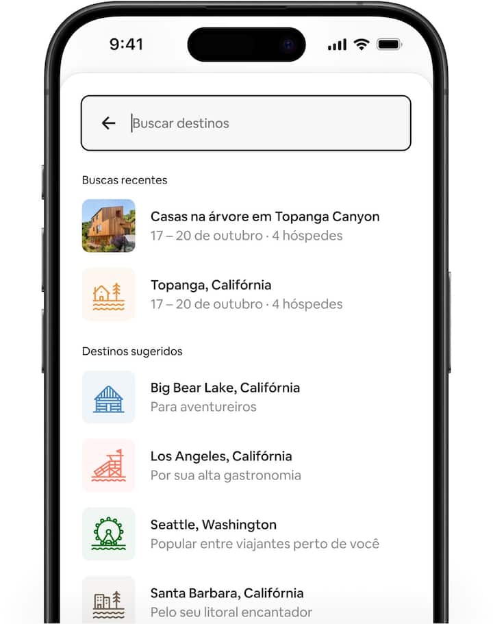 As telas do Airbnb mostram a experiência de busca reformulada e as novas sugestões de destinos, além de um mapa com uma dica oportuna de busca e pontos de interesse nas proximidades.