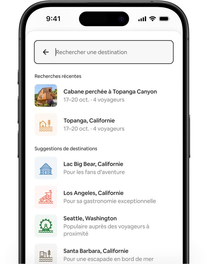 Des écrans Airbnb montrent l'expérience de recherche remaniée et les nouvelles destinations recommandées, ainsi qu'une carte affichant des astuces de recherche pertinentes et les points d'intérêt à proximité.