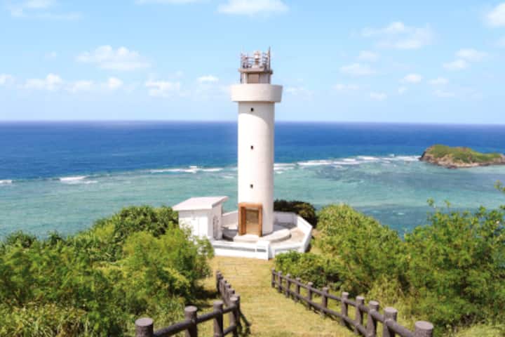 Image of a white lighthouse on the Japanese coast.