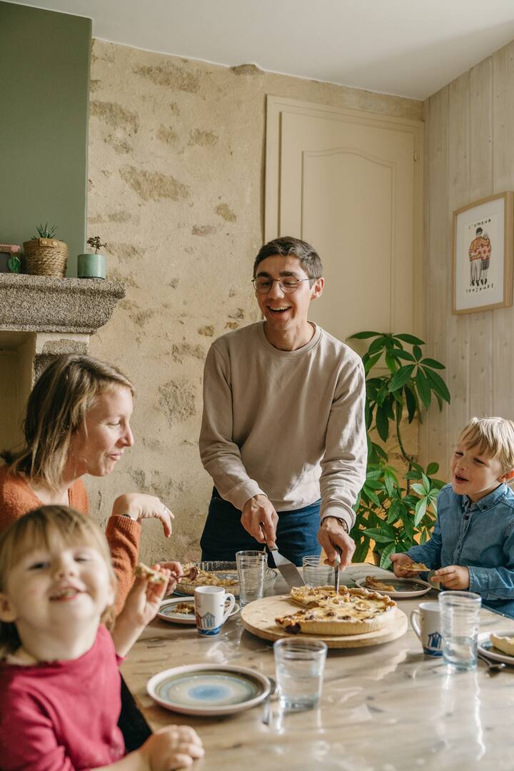 François, guest on Airbnb, and his family having lunch together