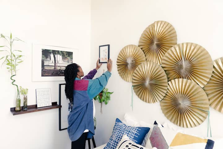 Host decorating house