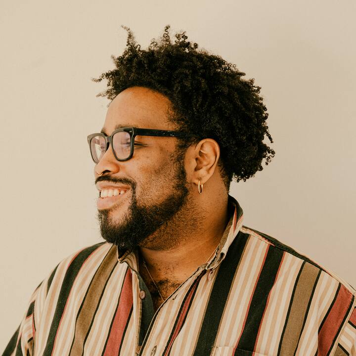 Une personne avec une nouvelle coupe de cheveux, illustrant l'importance de la photographie professionnelle pour une expérience Airbnb.